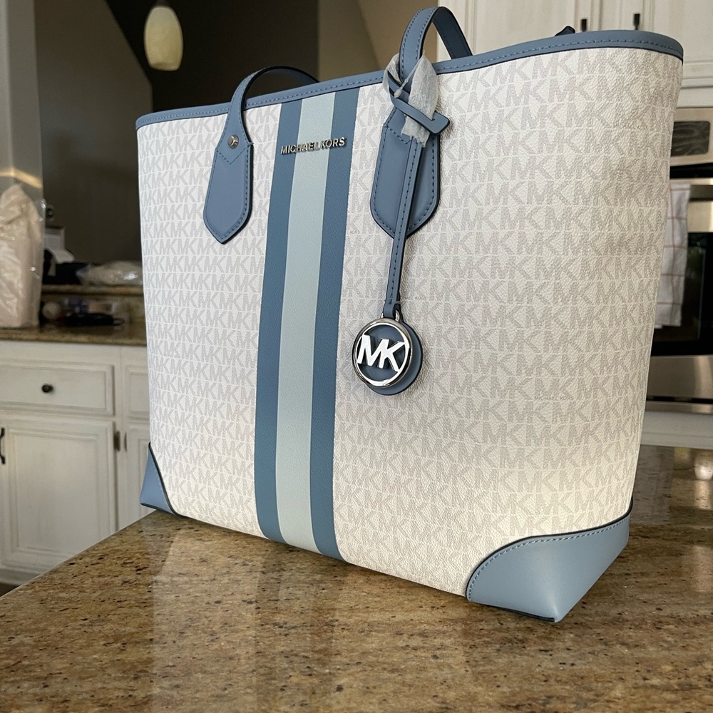 New ๐ mk large tote with clutch - Picture 8 of 9